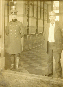 881795 Afbeelding van de Duitse stationschef (links) van het door Duitsland bezette Belgische deel van het station ...